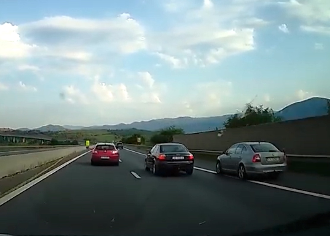 „Depășire extrem de imprudentă și ilegală” pe autostradă, filmată înainte de tunelul de la Săcel