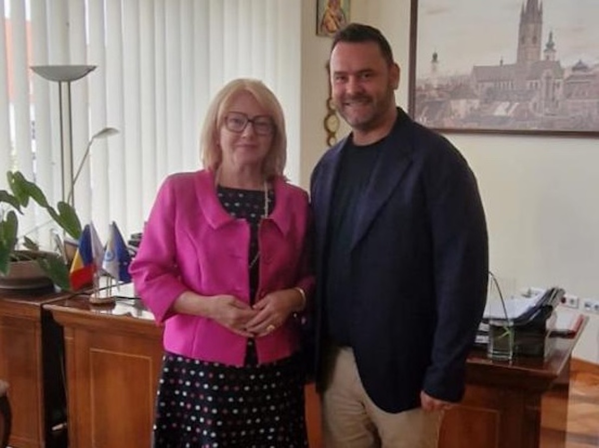 Singurul consilier sibian dintr-un oraș din Italia s-a întâlnit cu primarul Astrid Fodor. ”Primul pas către o legătură puternică între Sibiu și Villafranca di Verona”