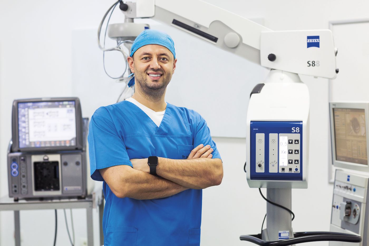 Dr. Teodor Holhoș: „Cataracta apare la circa 60% din pacienții de peste 70 de ani. Sunt perioade în care operez zilnic între 20 și 40 de cataracte”