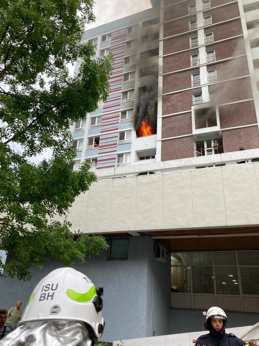 Incendiu la un hotel din Băile Felix. 14 persoane au avut nevoie de îngrijiri medicale, peste 500 de turiști evacuați