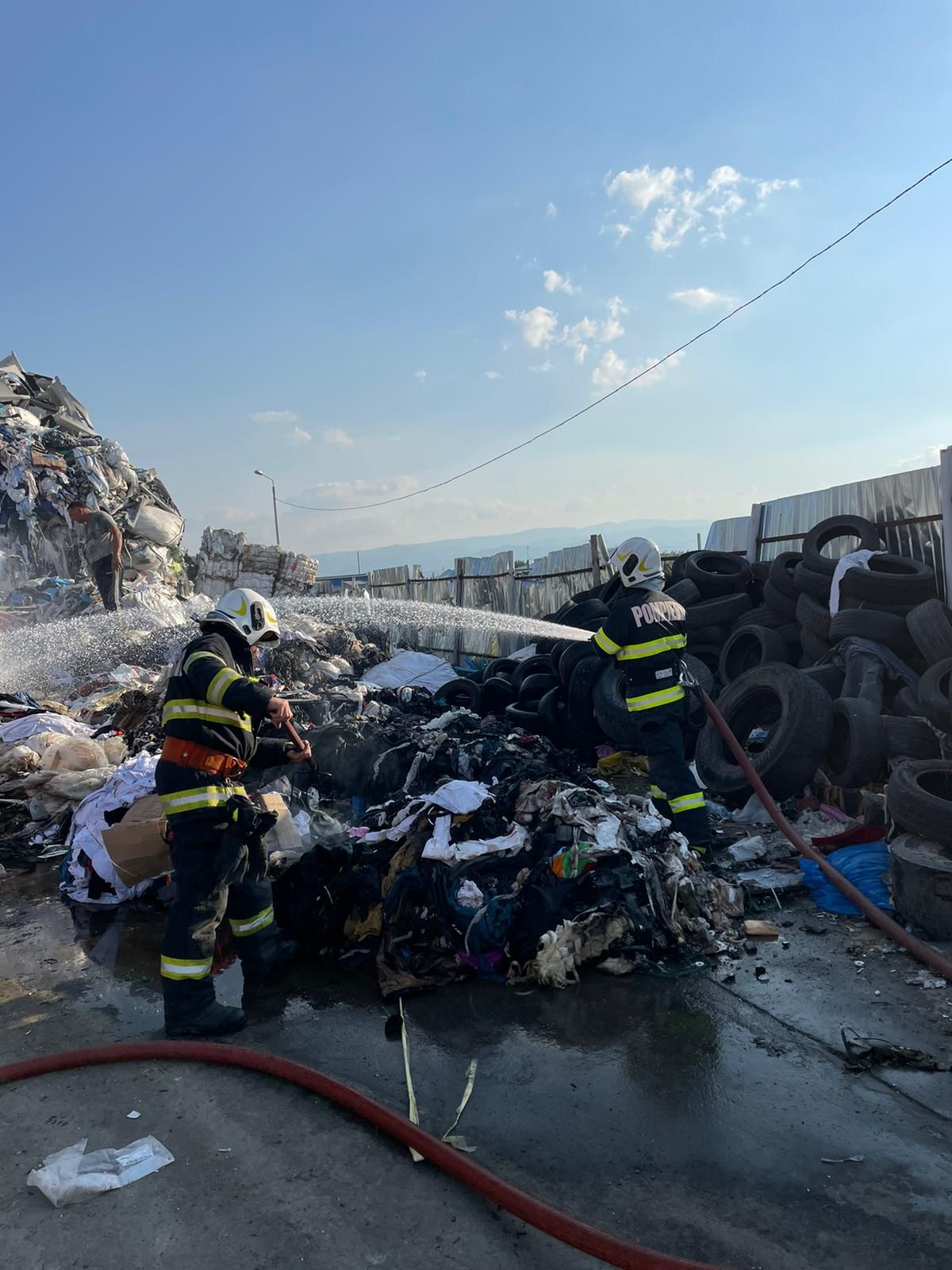 Degajări de fum dintr-o stivă de deșeuri textile pe strada Viticultorilor. Intervin pompierii sibieni