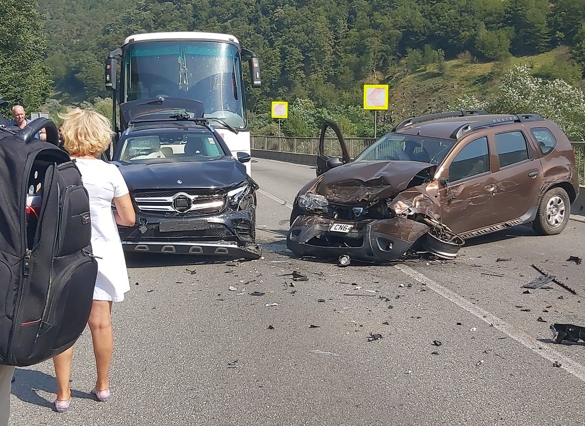 Trafic blocat total pe Valea Oltului în urma unui accident rutier. Unul dintre răniți este transportat la UPU Sibiu