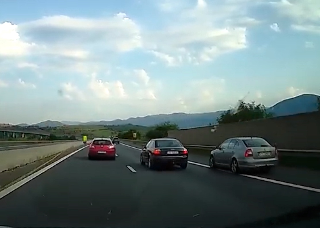 Șoferul filmat că făcea depășiri periculoase pe A1, înainte de tunelul Săcel, a rămas fără carnet și a fost amendat de polițiștii sibieni
