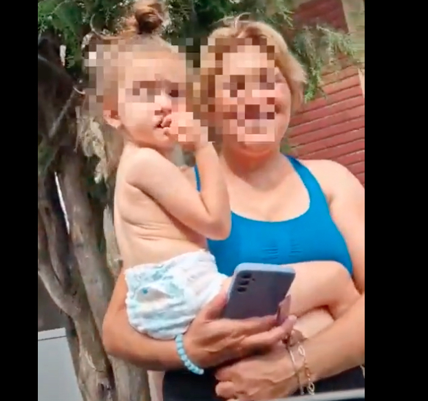 Mama care a furat un telefon cu fiica ei de mână l-a returnat: „îmi cer scuze, bine?”