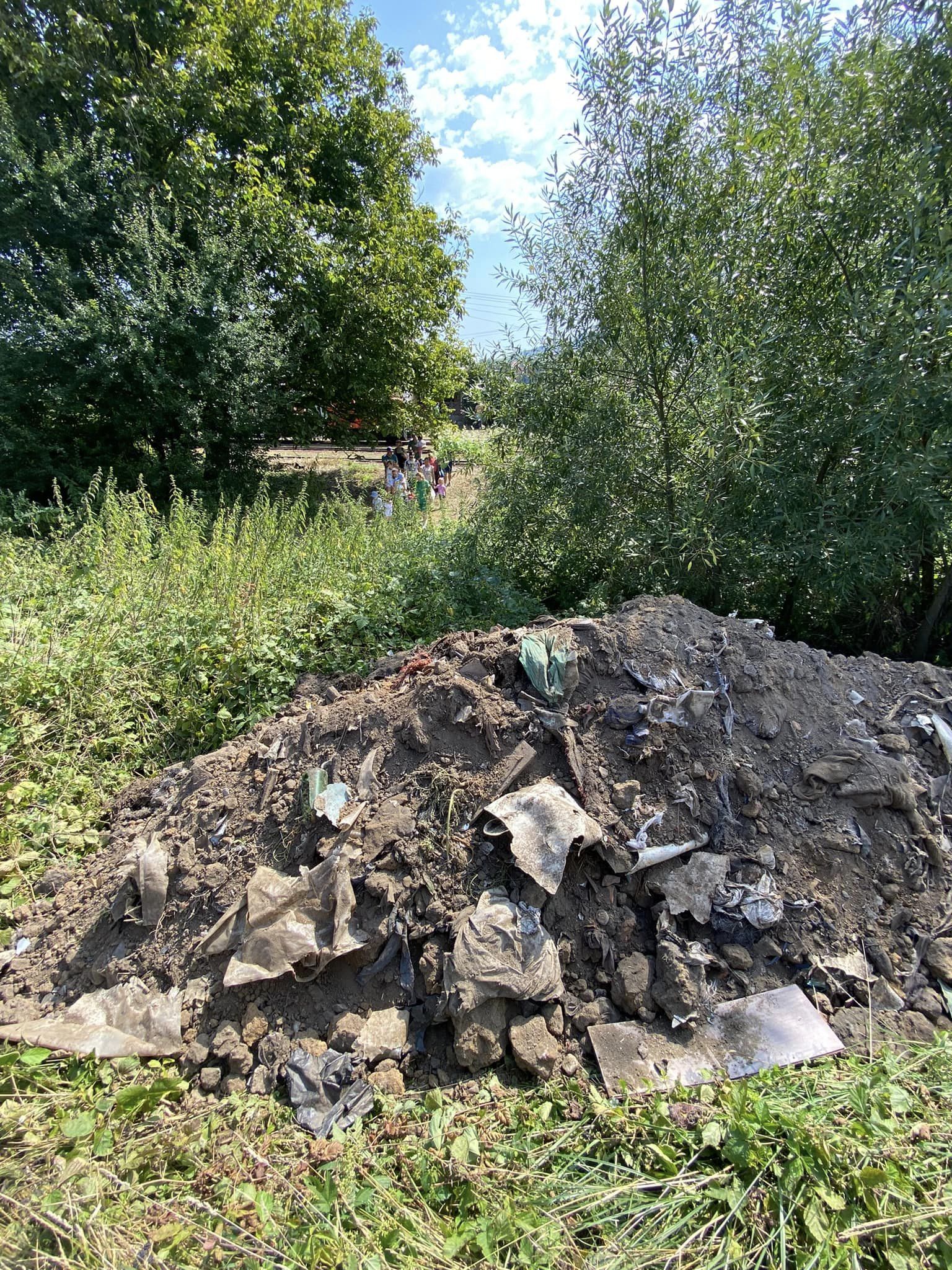 „Prietenii mocăniței” reclamă aruncarea de gunoaie lângă calea ferată. Primăria Roșia: Este indicată o sesizare în locul unei postări online