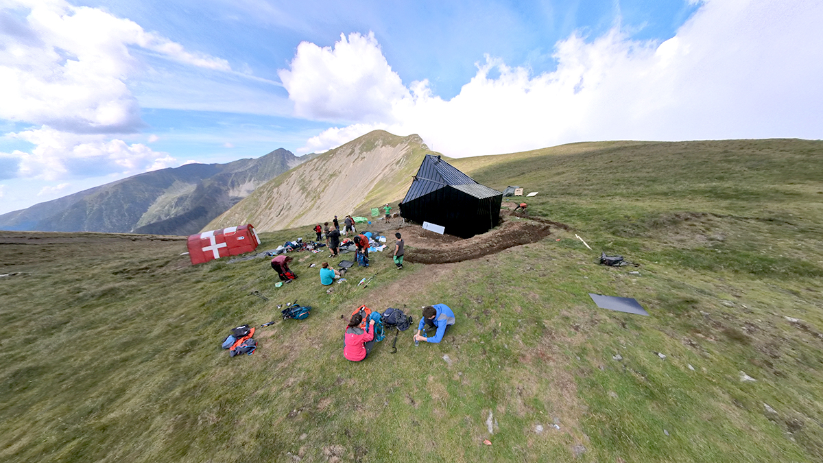 La 2.146 m altitudine: S-a deschis refugiul Scara, pe traseul de creastă al Munților Făgăraș. „Un orologiu solar pe timp de zi și observator de stele în nopțile senine”