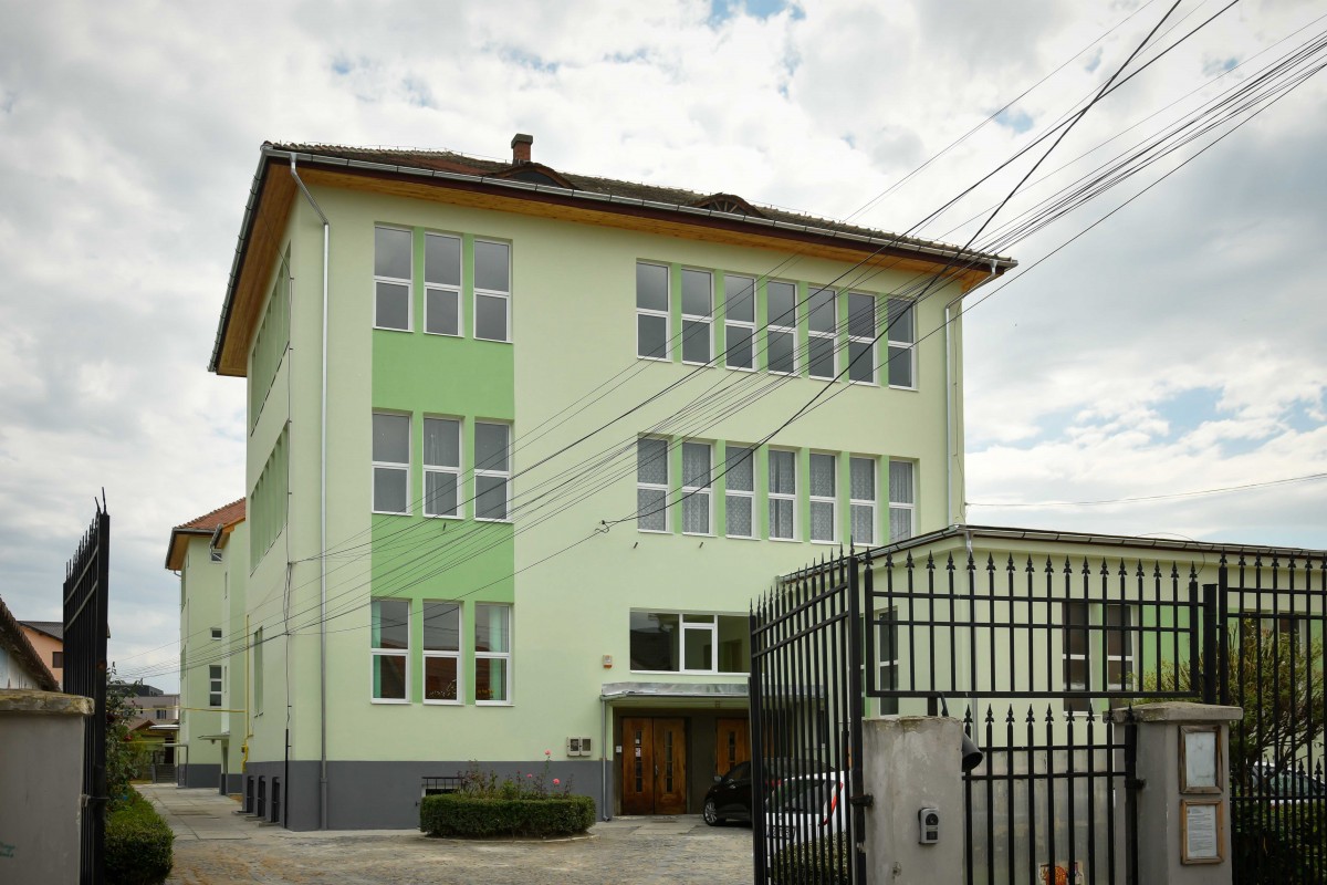 O firmă din Sibiu va construi terenul de sport de la Școala 8