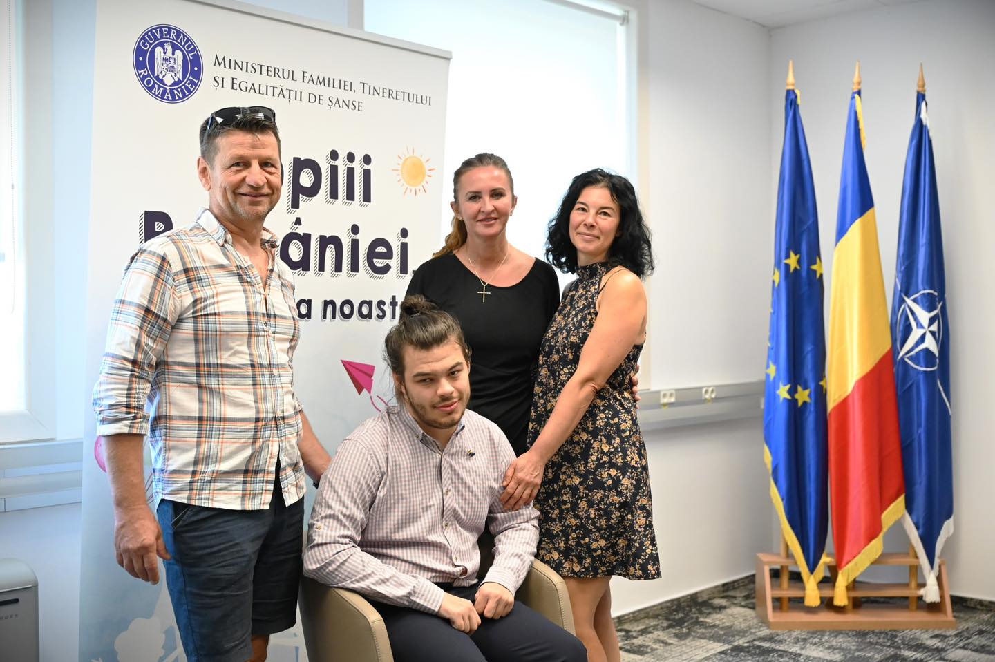 Carol, tânărul cu dizabilităţi care a terminat Dreptul de la Sibiu cu 10, a fost angajat la ministerul Familiei. „A impresionat o țară întreagă”