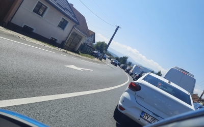 A intrat pe DN1, la Bradu, fără să se asigure și a tamponat o motocicletă cu doi străini. Ambii au fost transportați la spital
