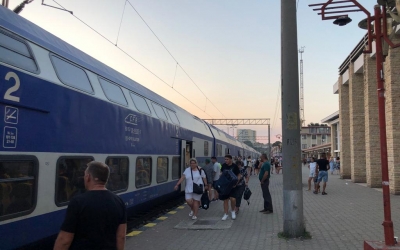 Experiența cu trenul soarelui, de la Sibiu la Mangalia: 27 de ore dus-întors, cu liniște, băi murdare și pături care să ne țină de cald