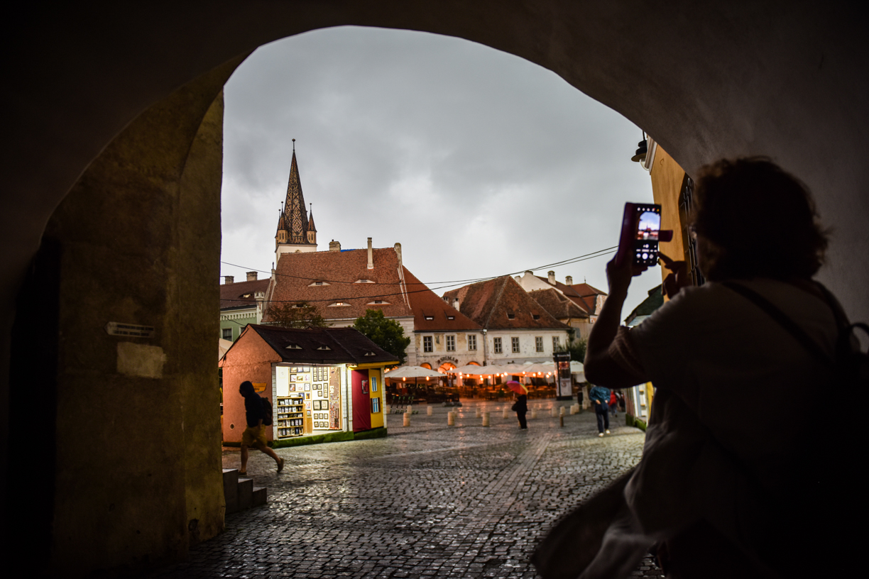 Vreme instabilă miercuri la Sibiu: plouă și temperaturile scad cu 10 grade față de marți