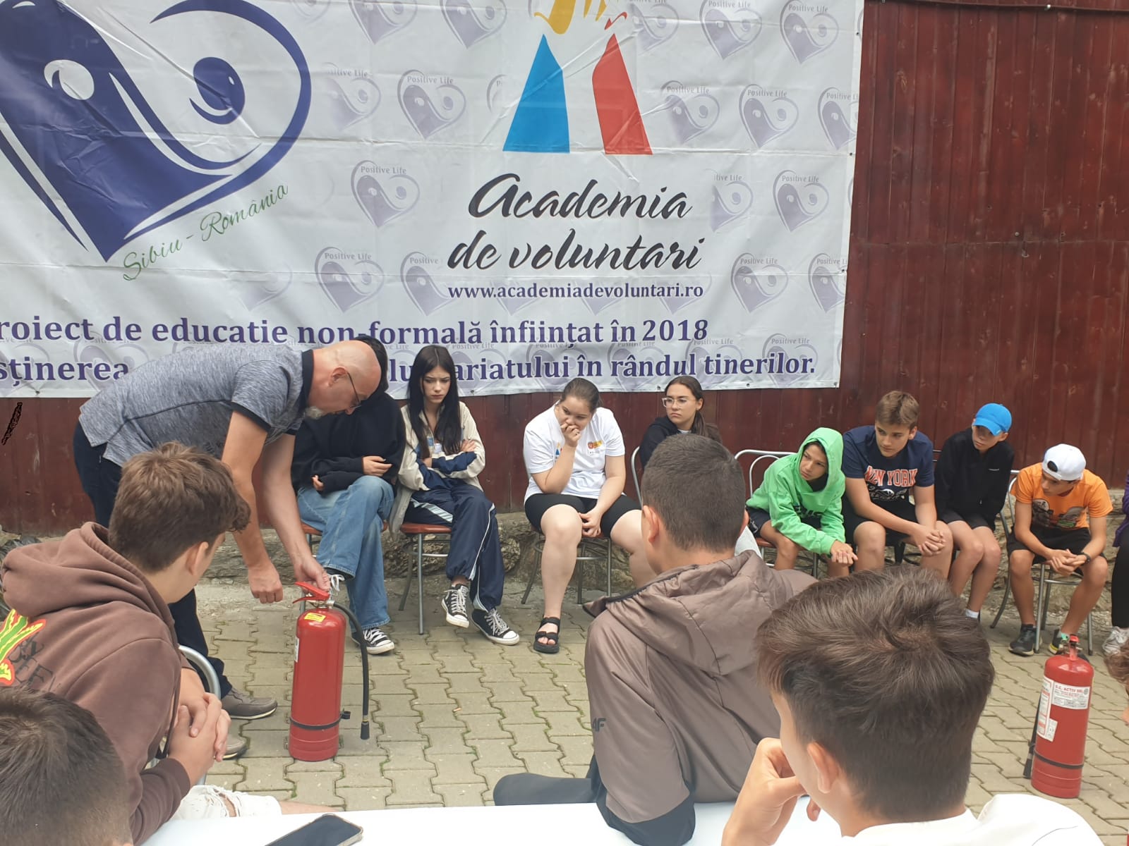 Academia de voluntari de la Păltiniș: peste 25 de tineri au învățat despre prevenirea criminalității, fauna din Cindrel sau diferența dintre inteligență și înțelepciune