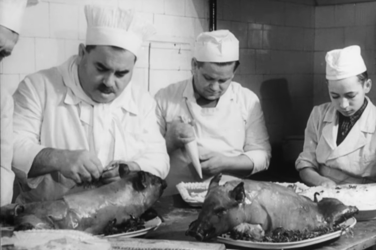 VIDEO Cum arăta o expoziție culinară în Sibiu, în 1956: purcel la tavă, pește în aspic, dulciuri și alte produse artistice comestibile