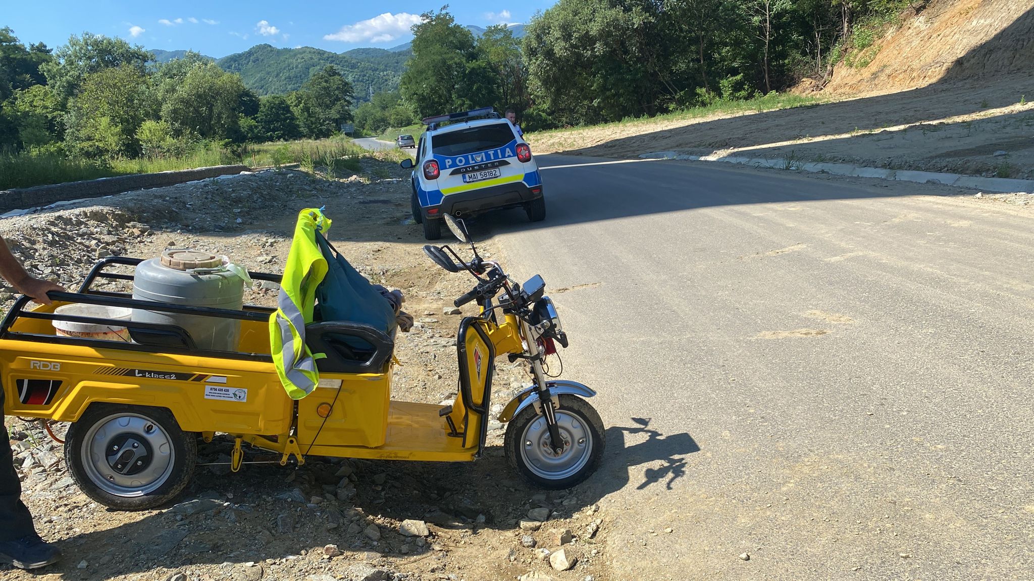 Un bărbat de 82 de ani s-a răsturnat  cu un triciclu electric. Pasagera de 59 de ani a ajuns la spital
