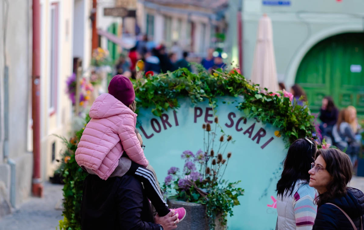 Orașul de Jos, readus la viață în acest weekend prin festivalul „Flori pe scări”. „Sibiul istoric nu este doar Piața Mică și Piața Mare. Sibiul istoric se desfășoară și pe străzile boeme ale Orașului de Jos”