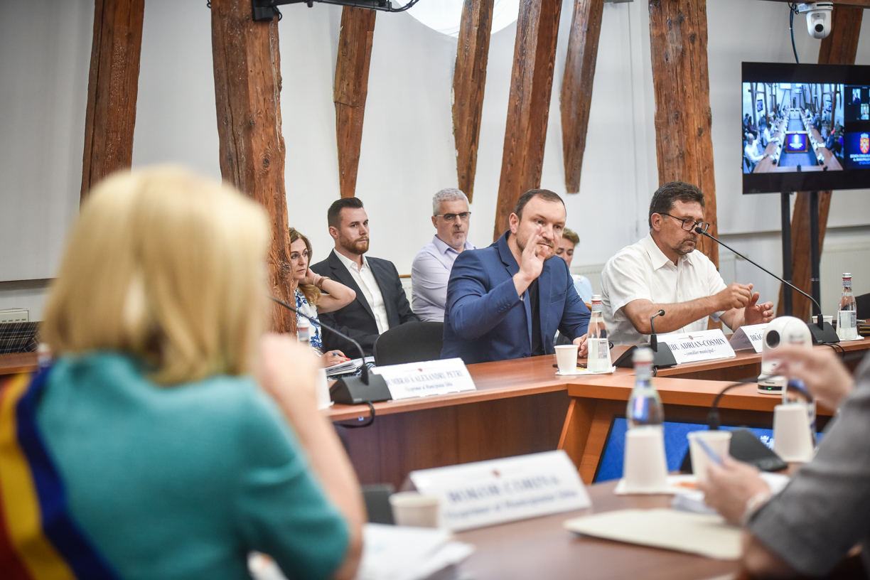 În numele decenței: consilierii FDGR și PNL nu vor să fie filmați în Consiliul local de alții. „Se sare calul, pentru că se intră în campanie”
