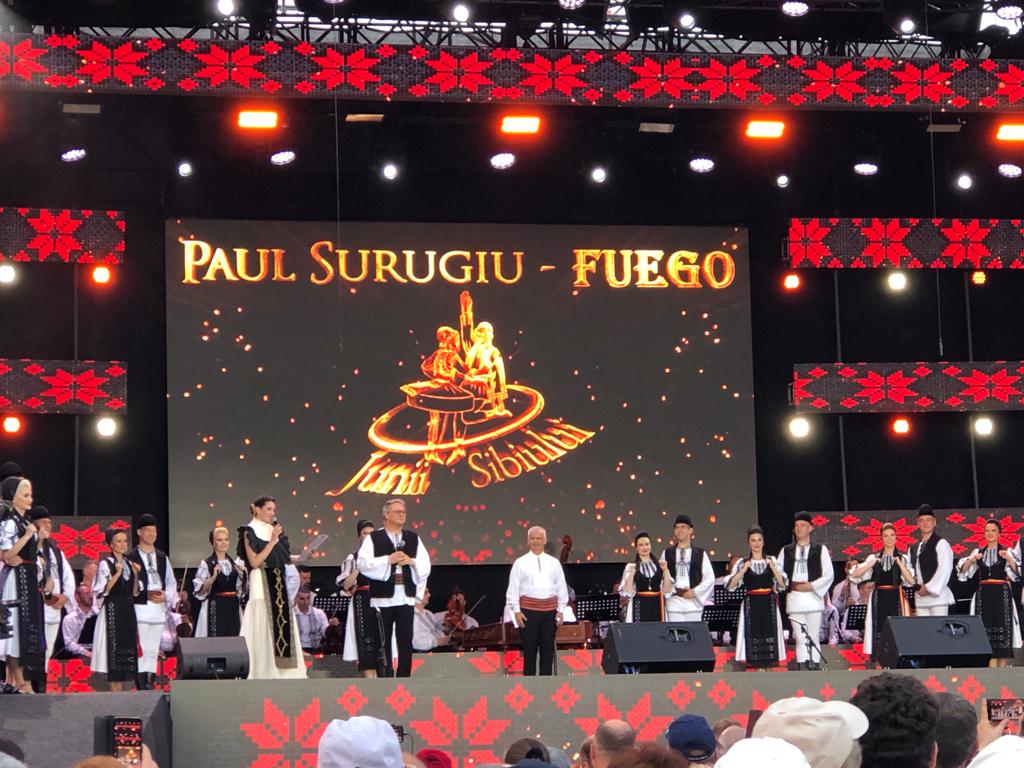 Fuego a cântat pe scena din Piața Mare celebra melodie „Duru Duru”. „Am fost primit cu mare căldură, vă mărturisesc că sunt emoționat, curg apele pe mine”