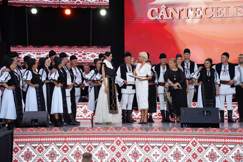 Astăzi, Ministrul Culturii, Raluca Turcan, a fost prezentă la Sibiu, unde a omagiat performața Ansamblului Folcloric Profesionist „Cindrelul - Junii Sibiului” și pe cea a realizatoarei tv Iuliana Tudor.