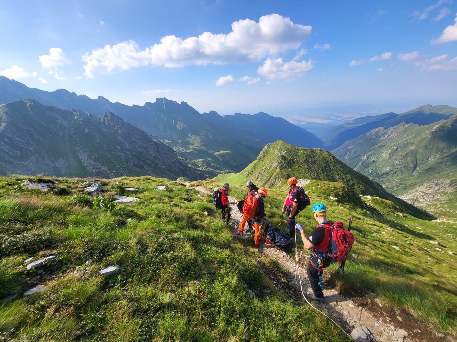 „Elicopterul SMURD nu are voie să ia decedați la bord, așa că pur și simplu a plecat”. Un polonez a murit în Munții Făgăraș, iar salvamontiștii din Sibiu și Argeș roagă turiștii să nu se accidenteze în această seară