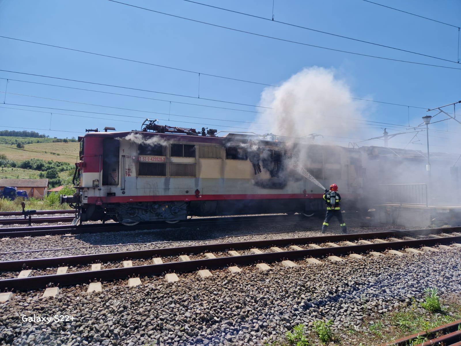 Locomotiva unui tren de marfă care transporta lemn a luat foc, în gara Dumbrăveni