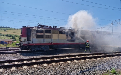 Locomotiva unui tren de marfă care transporta lemn a luat foc, în gara Dumbrăveni