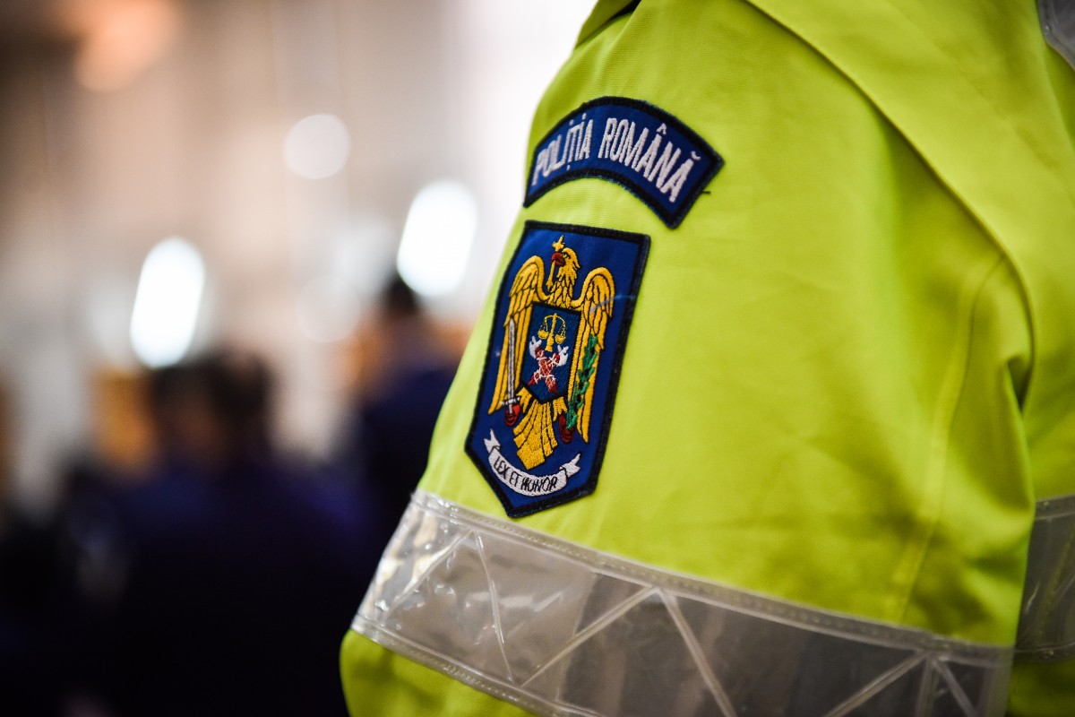 Un bărbat din Sibiu a fost reținut de polițiști după ce a distrus casa părinților. Nu avea voie să se apropie de aceștia mai puțin de 50 de metri