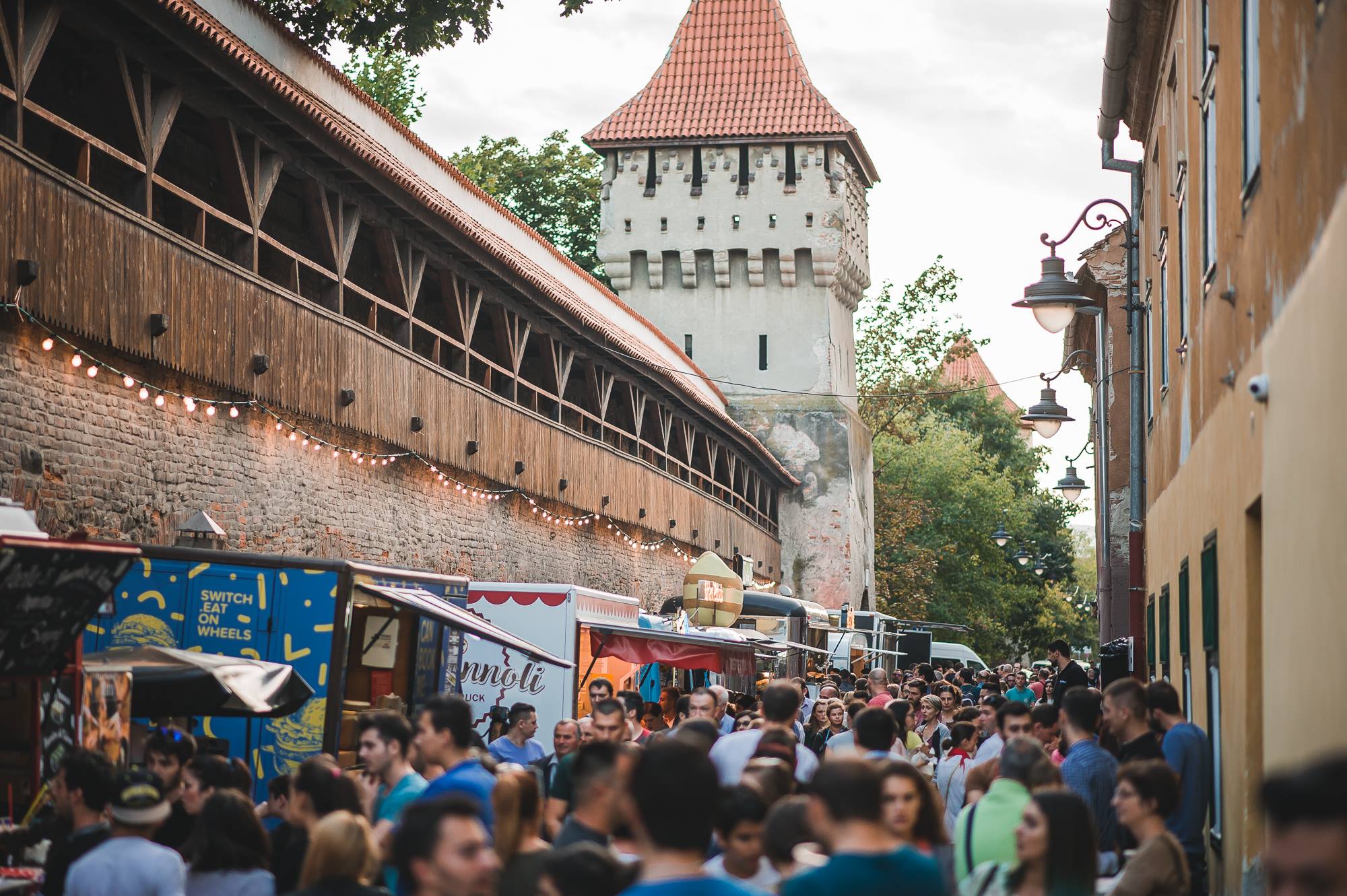 Începe cel mai cunoscut festival de mâncare stradală din Sibiu. Zeci de food truck-uri vă dau întâlnire la Foodie, pe cea mai frumoasă stradă din oraș