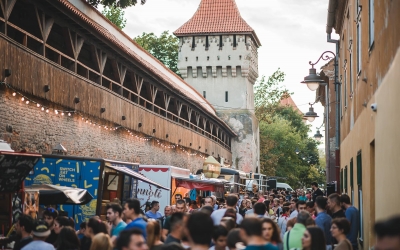 Începe cel mai cunoscut festival de mâncare stradală din Sibiu. Zeci de food truck-uri vă dau întâlnire la Foodie, pe cea mai frumoasă stradă din oraș
