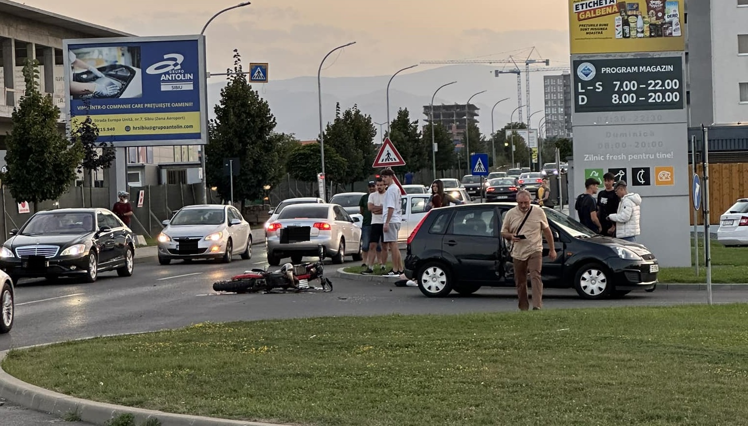 Accident între o mașină și un motor, pe Doamna Stanca. Șoferița nu a acordat prioritate, iar motociclistul nu avea permis