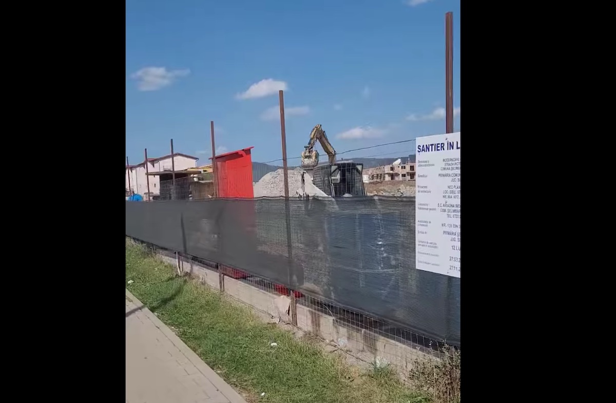 Nori de praf pe strada Pictor Brana din Șelimbăr, după ce firma care lucrează la stradă concasa asfaltul direct în comună. Primar: Vor uda strada și vor muta utilajul