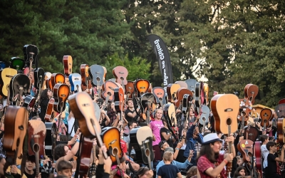 Peste 700 de chitariști participă în weekend la Sibiu Guitar Meeting în Muzeul ASTRA. Vama în concert la festival
