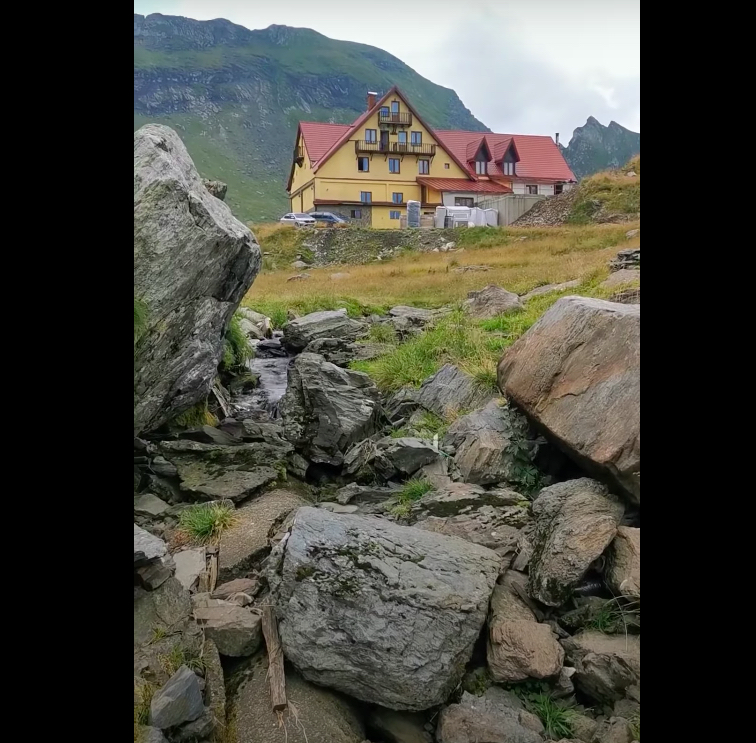 Agenția Națională pentru Arii Naturale Protejate anunță penalități pentru poluare la Bâlea. Antreprenor: Primăria n-a amenajat o toaletă și toți turiștii aici își fac nevoile