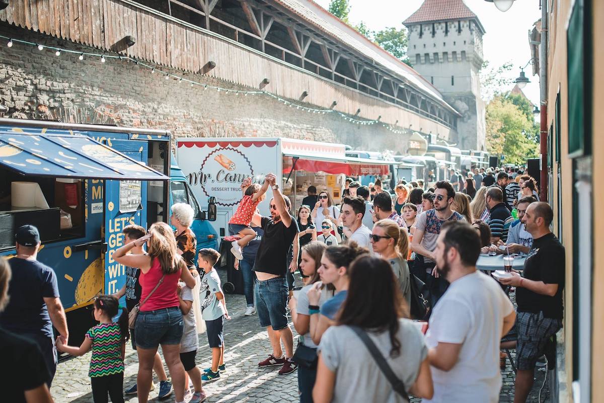 Joi începe cel mai cunoscut street food festival din Sibiu - Zeci de food truck-uri vă dau întâlnire la ”Foodie” pe strada Cetății - Distracție cât încape și pentru copii