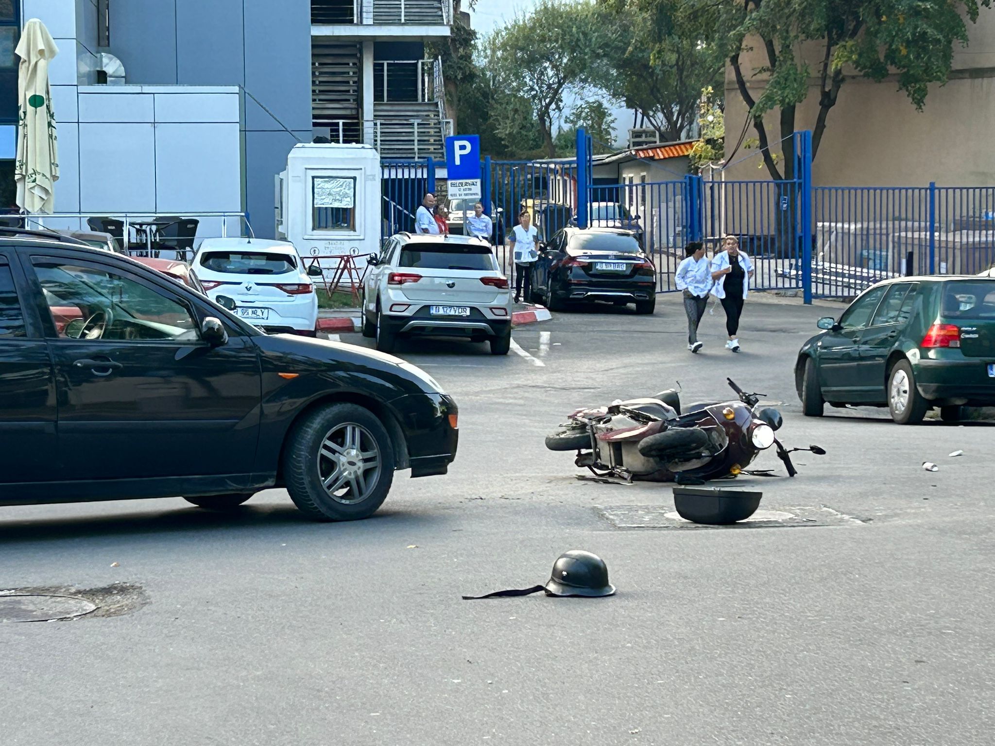 Accident în parcare la Ibis: Bărbat rănit după ce a lovit cu scuterul o mașină oprită