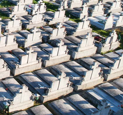 O femeie a murit după ce o cruce a căzut peste ea, într-un cimitir din Cluj