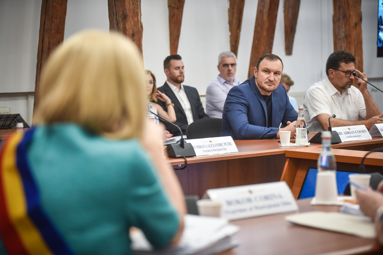 Postul liber de viceprimar al Sibiului e deocamdată blocat. Adrian Bibu: ”Așteptăm decizia FDGR”