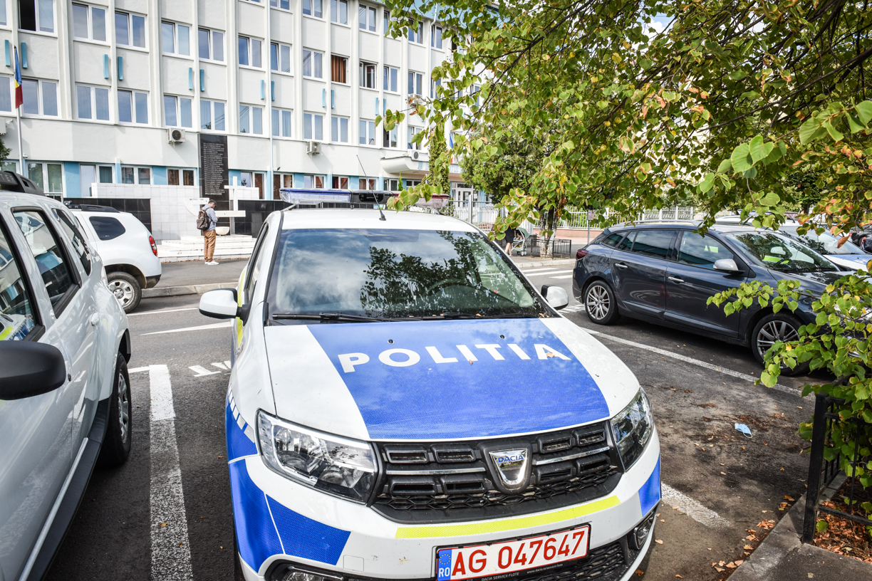 Un bărbat care a furat bani, alcool și un mobil dintr-un demisol de pe strada Țiglari din Sibiu a fost reținut de polițiști