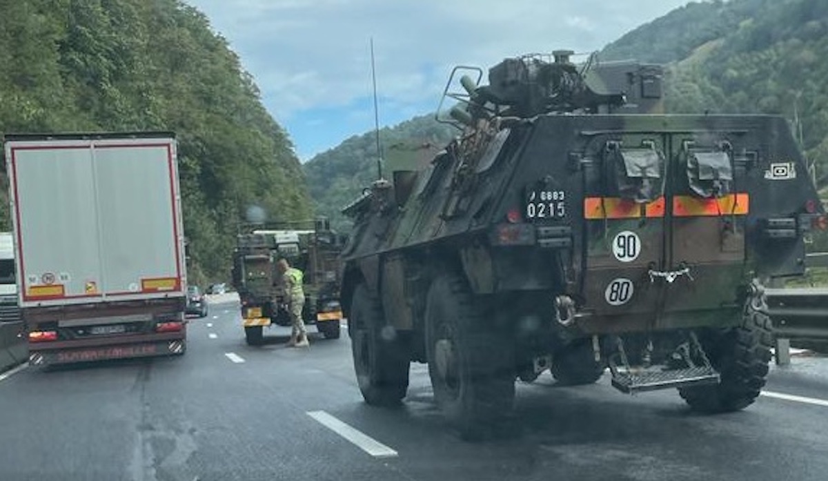 Trafic îngreunat pe Valea Oltului: tamponare între două vehicule militare