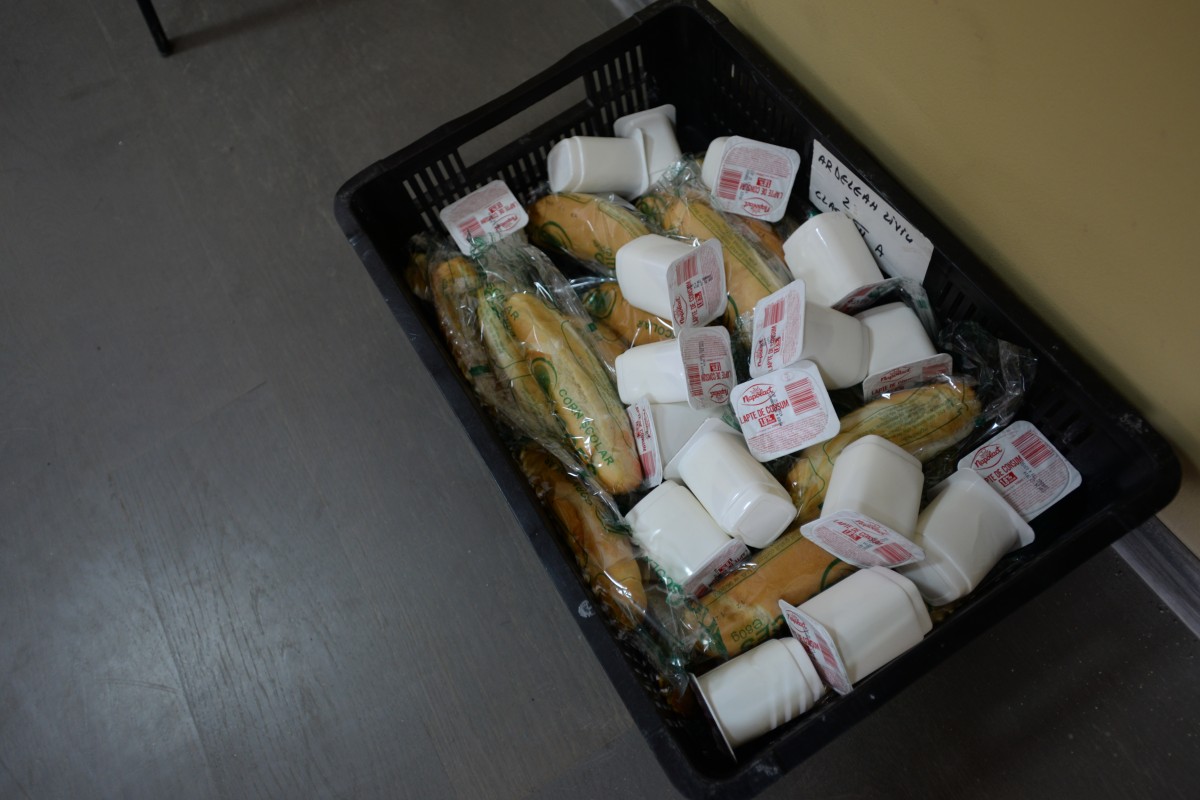 Lapte, corn și fructe pentru elevii sibieni: A fost lansată o nouă licitație. Produsele ar urma să fie asigurate în următorii doi ani de studiu