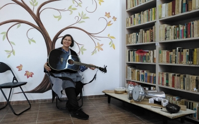 Doina Blaga face apel la donare: „Prin muzică, se deschid sufletele spre poveştile ascunse în cărţi”. De o pianină, o chitară și un handpan mai este nevoie în biblioteca Liceului Tehnologic „Avram Iancu”