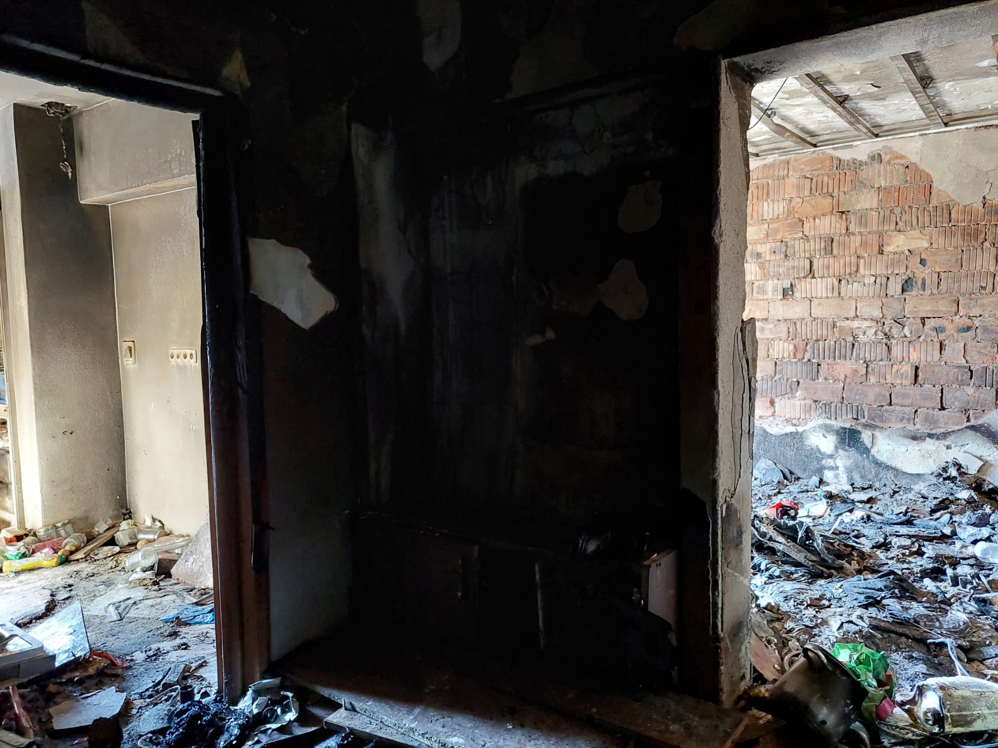 Cei afectați de explozia din Valea Aurie au intrat în apartamente, pe riscul lor, pentru a evalua pagubele. Autoritățile spun că îi vor ajuta