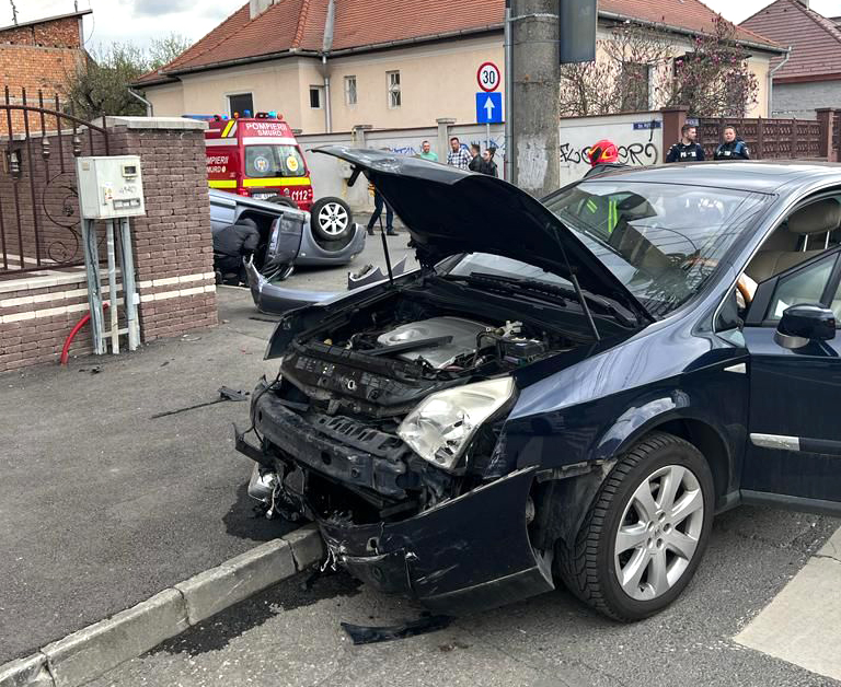 5 mașini implicate în 15 accidente intenționate pentru a obține bani de la asiguratori. Descinderi în Sibiu și Șelimbăr
