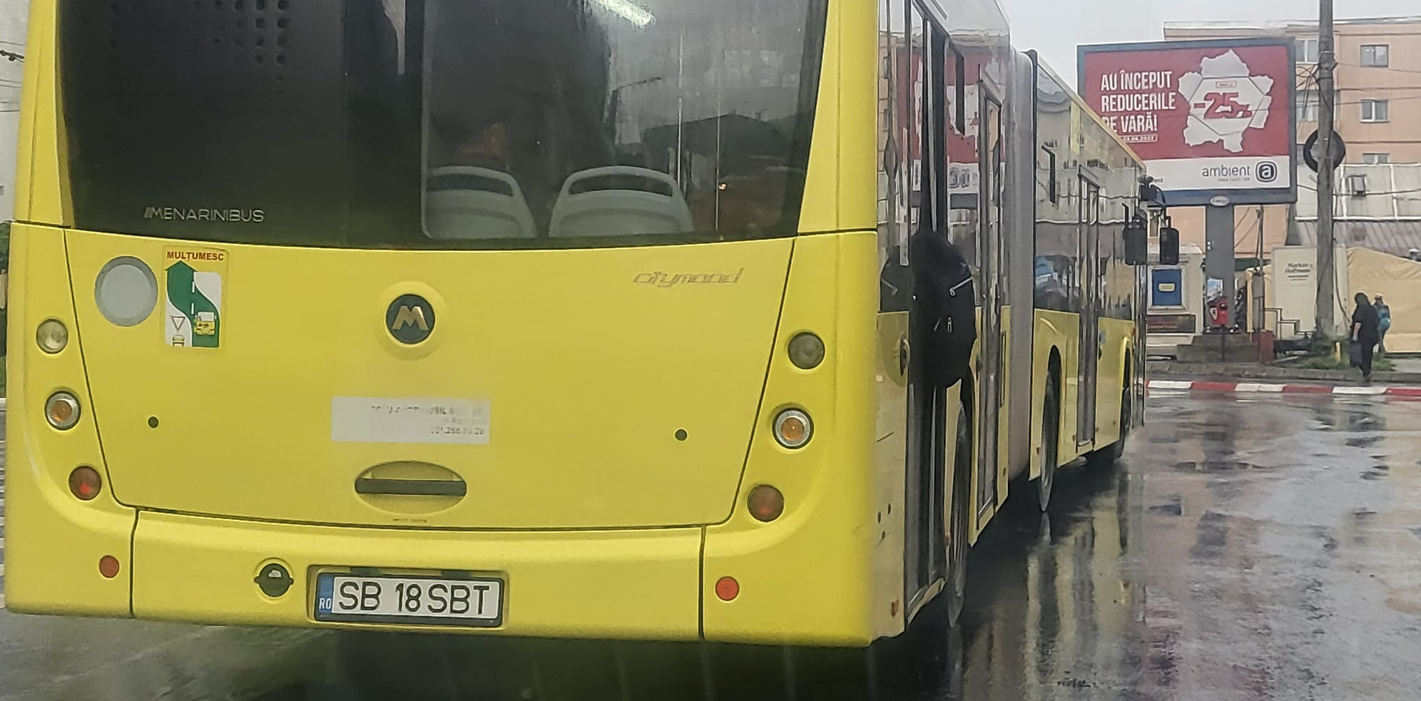 Un adolescent a mers cu autobuzul, cu rucsacul prins între uși. Conducerea companiei a convocat șoferul pentru o cercetare internă