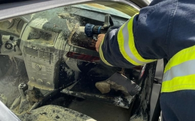O mașină a luat foc în Mediaș din cauza unui scurtcircuit electric