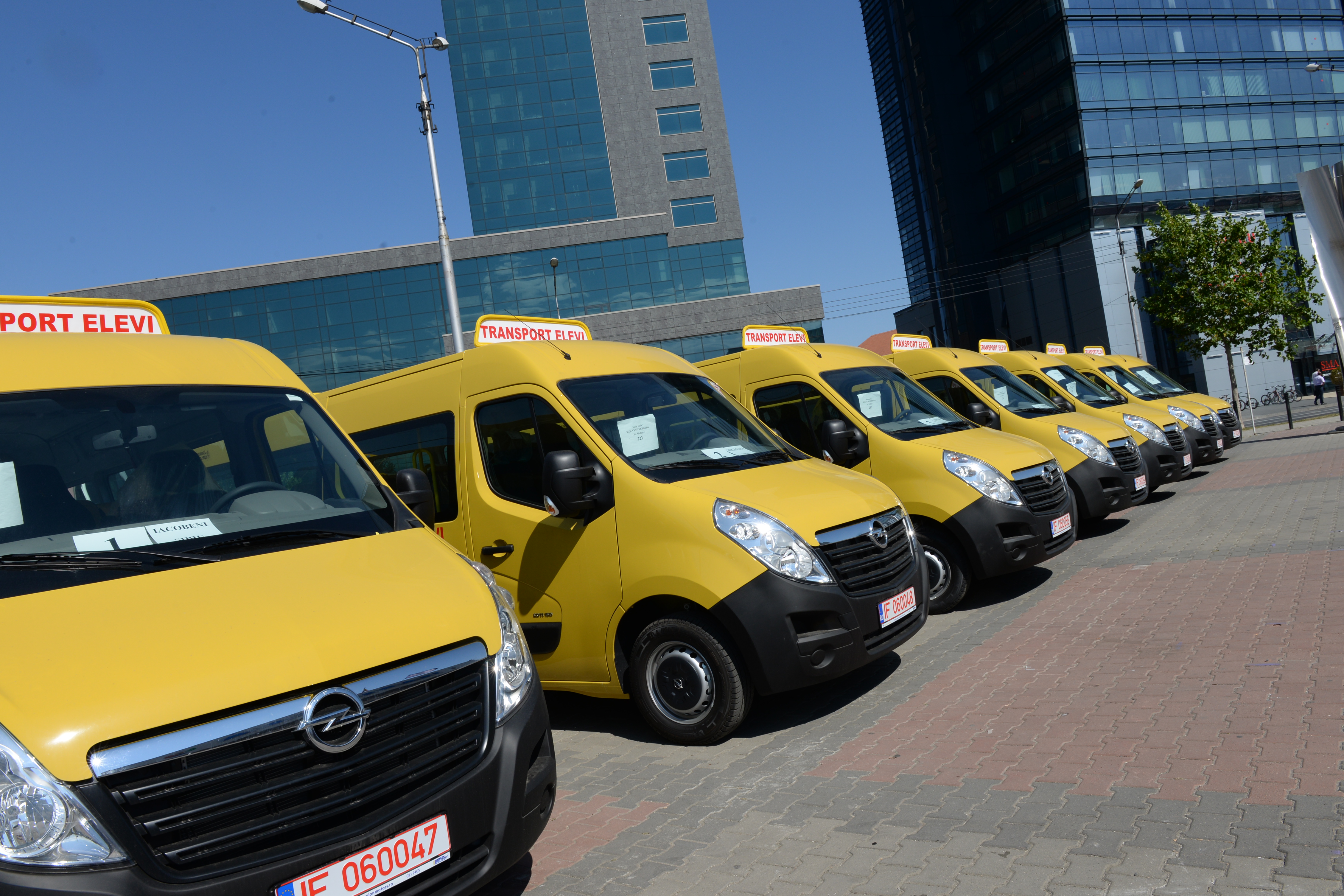 Consiliul Județean Sibiu solicită bani nerambursabili pentru încă 13 microbuze școlare