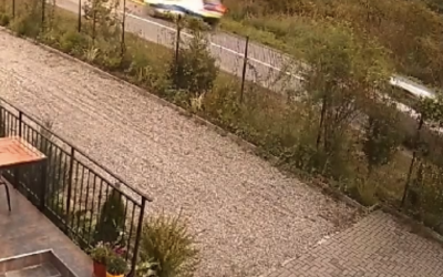 Accident cu mașina de Poliție evitat la limită. Scena surprinsă de o cameră de supraveghere