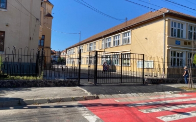 Proteste la Școala 4 din Sibiu, după ce elevii din clasa a VIII-a au fost mutați în schimbul al doilea. Director: „Am făcut demersuri când am văzut nemulțumirea părinților”