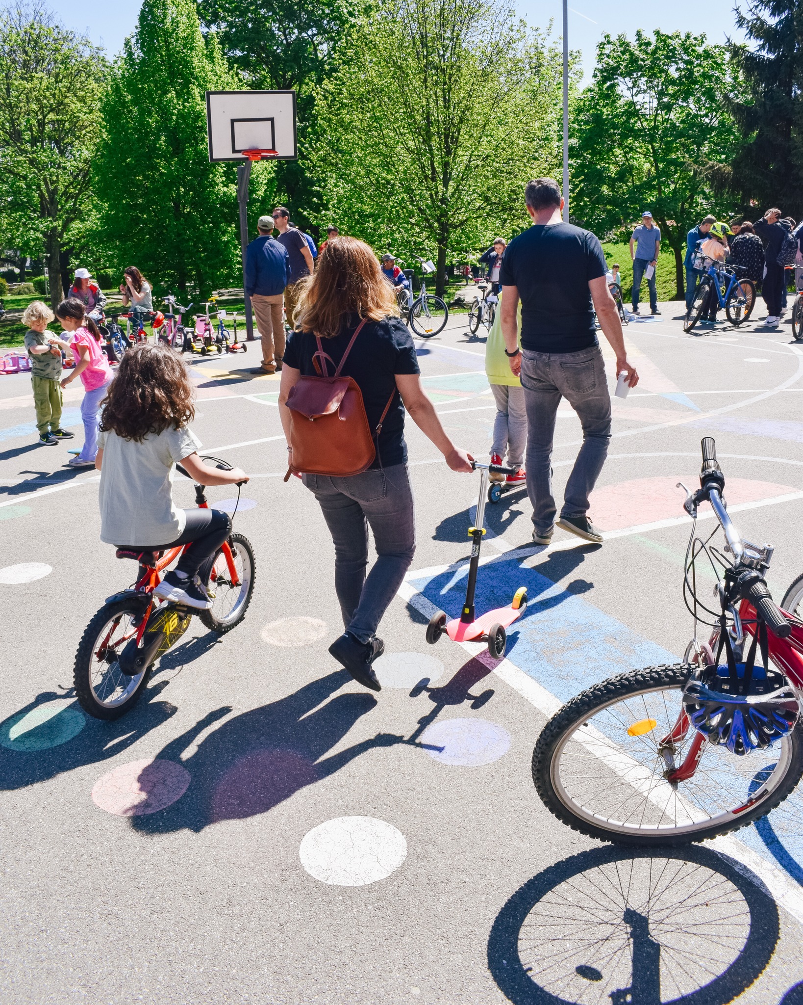 Târg de biciclete în centrul Sibiului: Copiii cărora le-au rămas mici bicicletele sunt invitați să le vândă