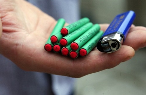 Doi copii de şase ani, răniţi la mâini, după ce s-au jucat cu petarde. Unul are trei degete afectate