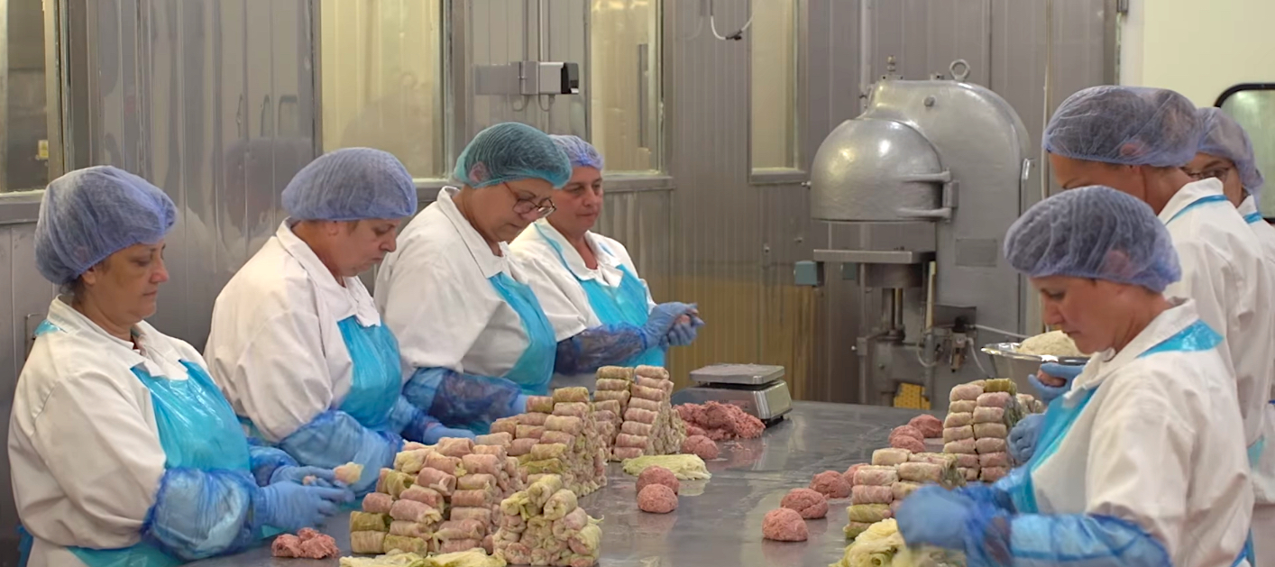 Cum se fabrică sarmalele la Scandia Sibiu: Deși procesul de producție este industrial, sarmalele sunt împăturite manual